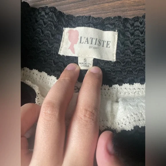 Cute black and white small skirt. Stretch so will for small
To large. #c17 - Picture 2 of 4